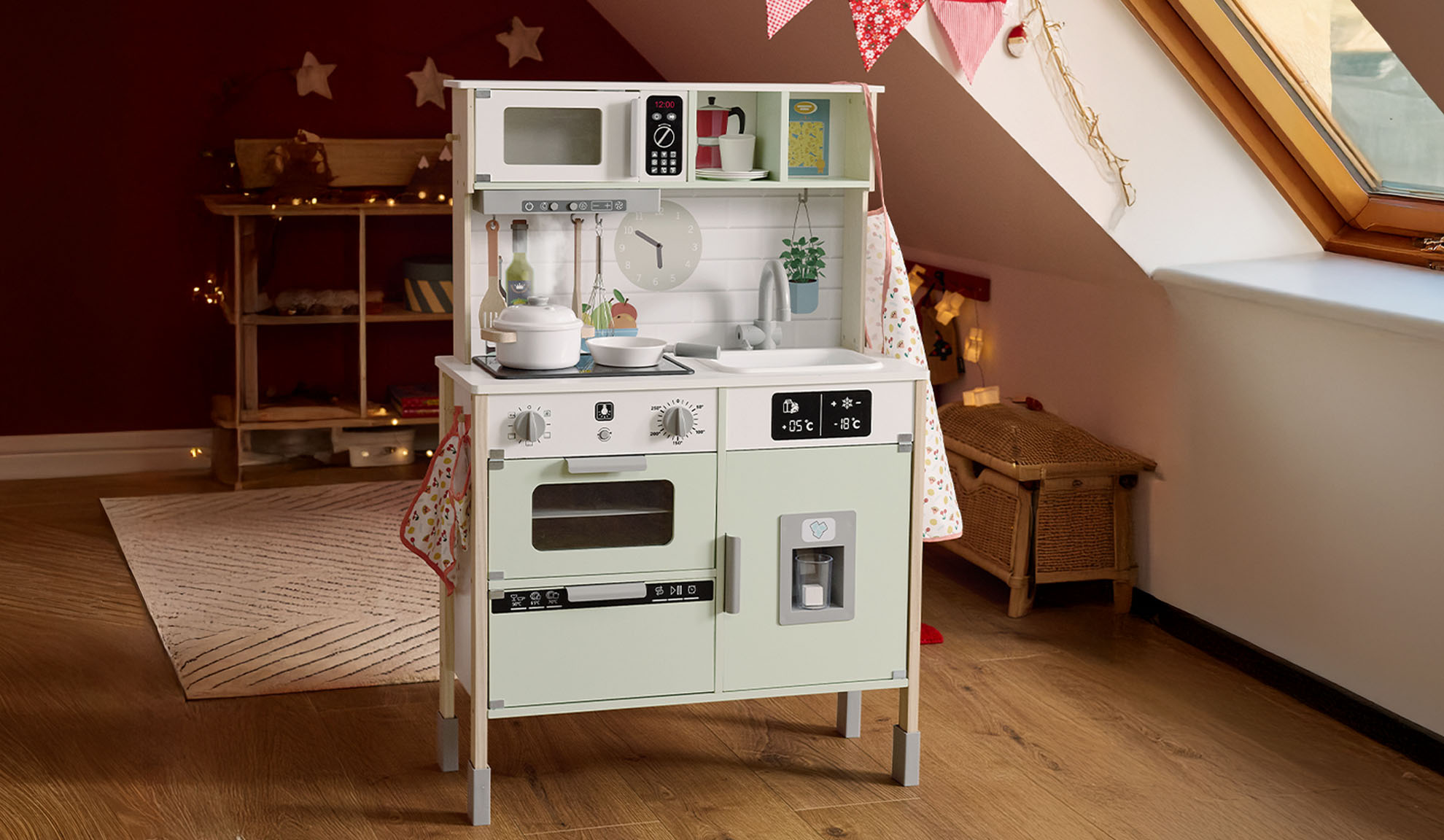 Дървена детска кухня с микровълнова печка, фурна и хладилник в таванска стая.