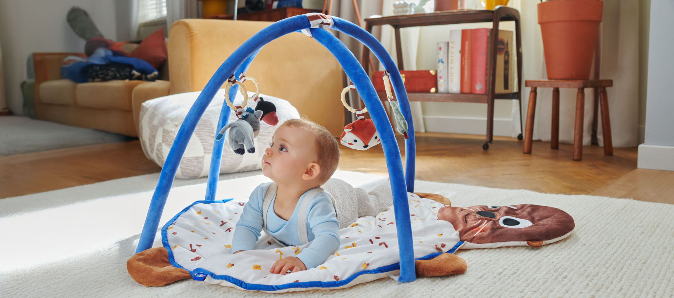 Бебе си играе с игрален килим Little Dutch с форма на тюлен.
