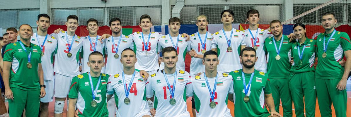 Волейболен отбор с медали Erreà.