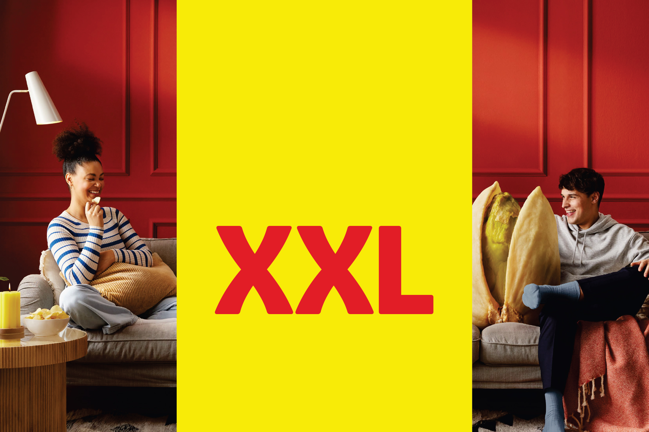 Мъж и жена се наслаждават на XXL шамфъстък и чипс на дивана, с логото на XXL в центъра.
