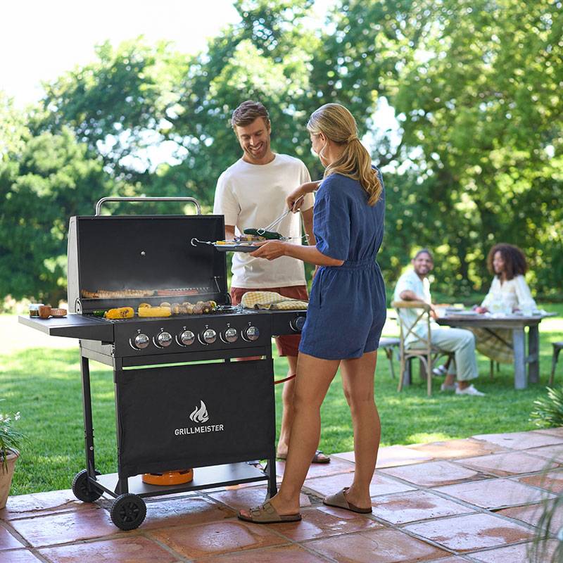 Барбекю GrillMeister с 6 горелки, на открито.
